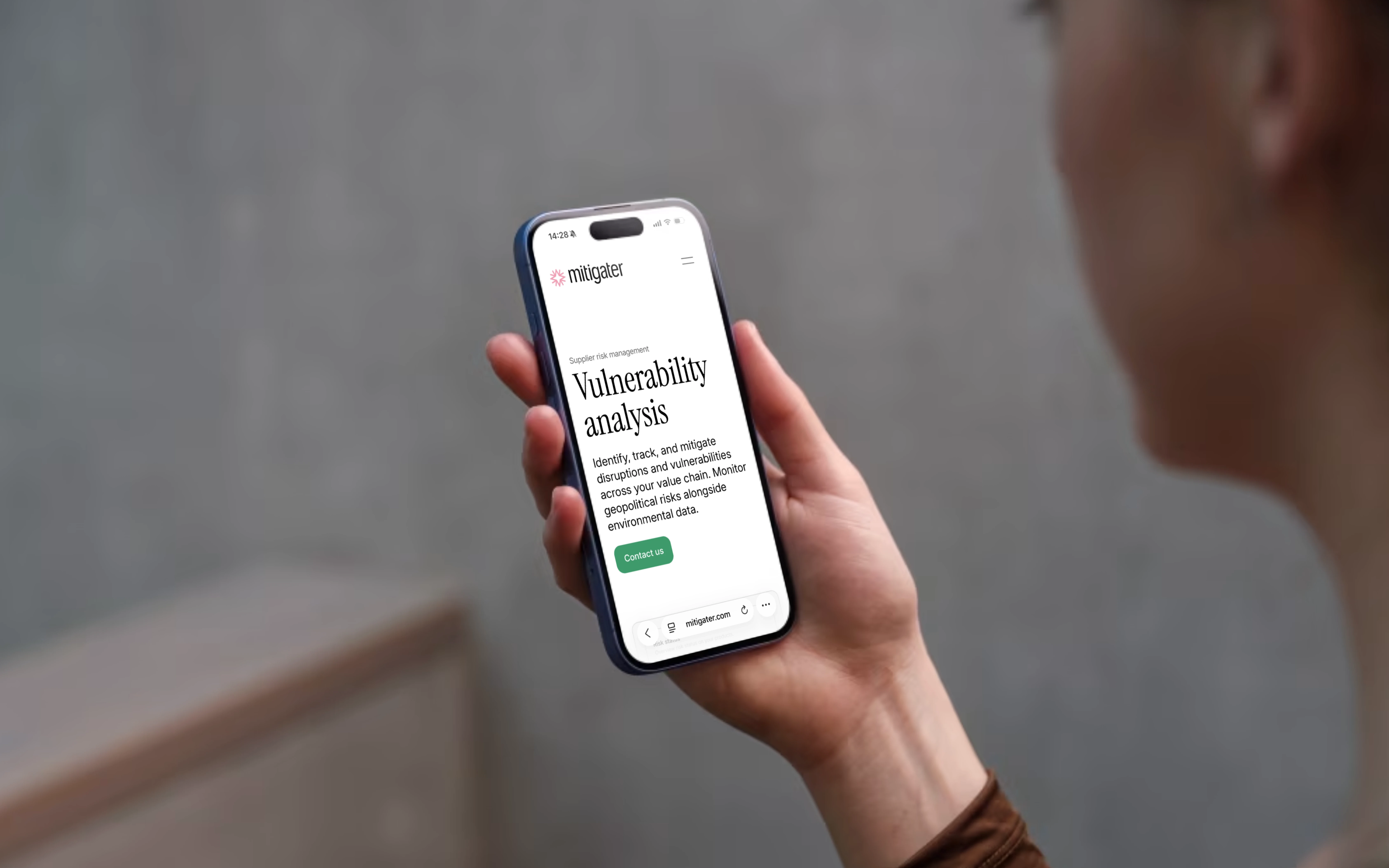 Smartphone som visar Mitigaters webbplats