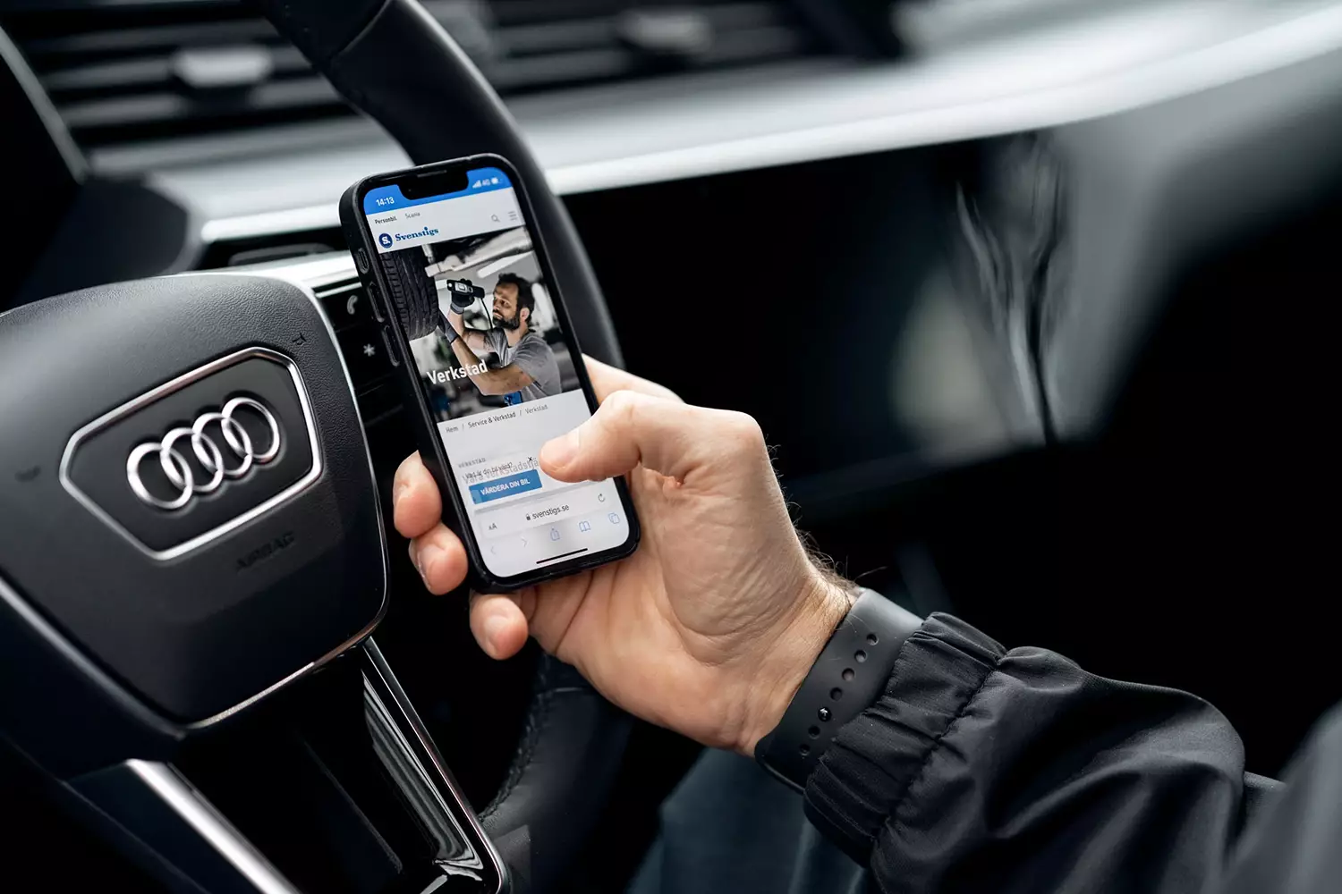 Person besöker svenstigs.se på en mobiltelefon